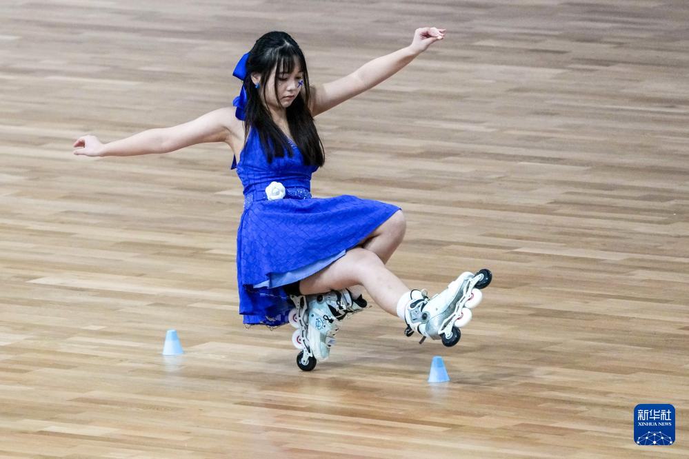 成都世运会｜自由式轮滑——女子花式绕桩决赛：中国选手包揽冠亚军